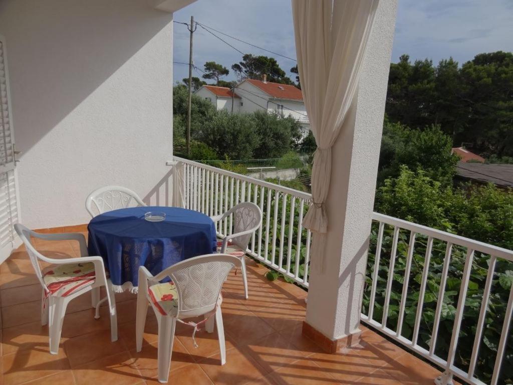 Apartments With A Parking Space Rab - 16359 Banjol Exterior foto